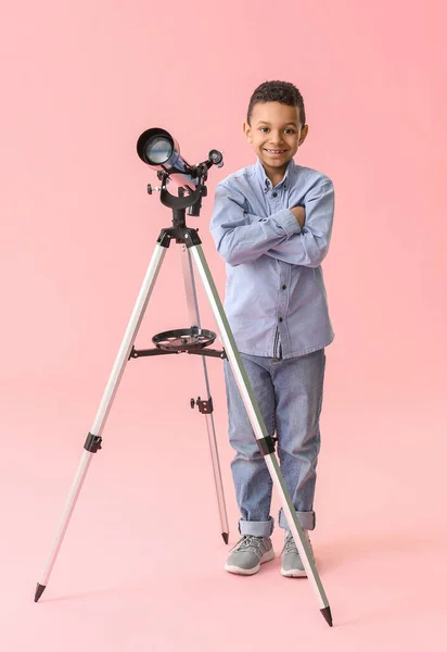 Petit Garçon Afro Américain Avec Télescope Sur Fond Couleur — Photo
