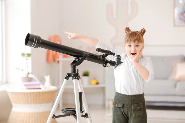 Söt Överraskad Liten Flicka Med Teleskop Hemma — Stockfoto