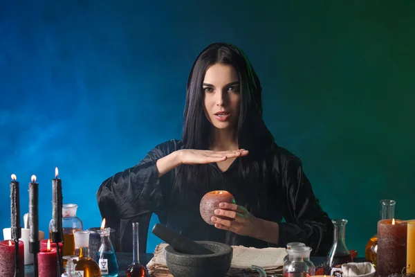 Vrouwelijke Alchemist Maken Toverdrank Donkere Achtergrond — Stockfoto