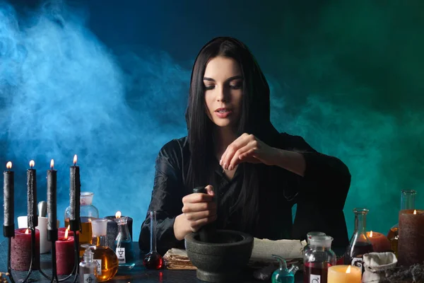 Vrouwelijke Alchemist Maken Toverdrank Donkere Achtergrond — Stockfoto