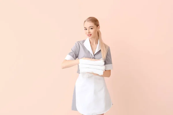 Mooi Jong Kamermeisje Met Handdoeken Kleur Achtergrond — Stockfoto