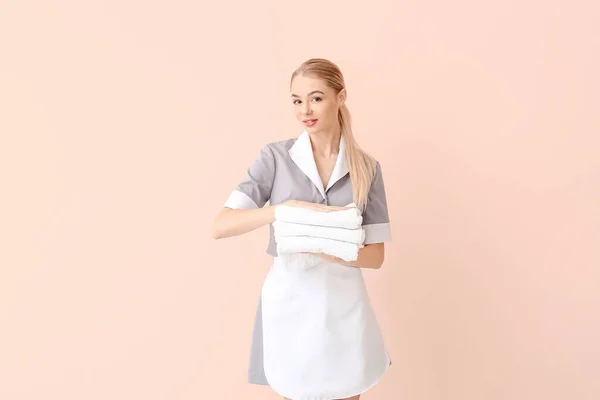 Beautiful Young Chambermaid Towels Color Background — Stock Photo, Image