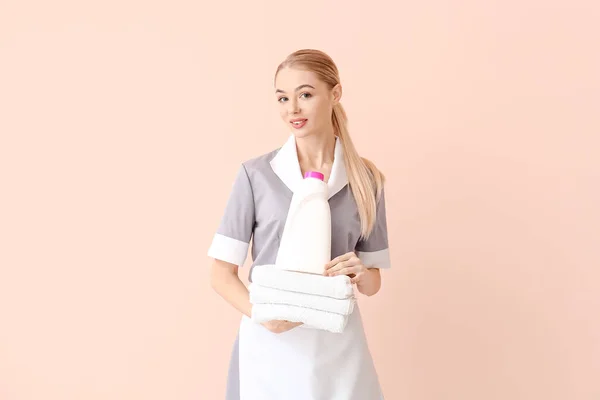 Mooi Jong Kamermeisje Met Handdoeken Wassen Vloeistof Kleur Achtergrond — Stockfoto