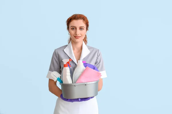 Beautiful Young Chambermaid Cleaning Supplies Color Background — Stock Photo, Image