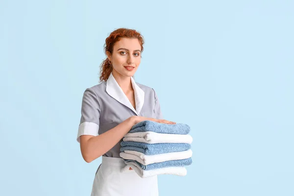 Beautiful Young Chambermaid Clean Towels Color Background — Stock Photo, Image