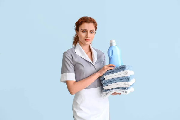 Mooi Jong Kamermeisje Met Schone Handdoeken Wassen Vloeistof Kleur Achtergrond — Stockfoto