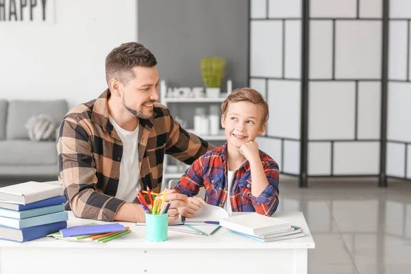 Vater Hilft Seinem Kleinen Sohn Beim Unterricht Hause — Stockfoto