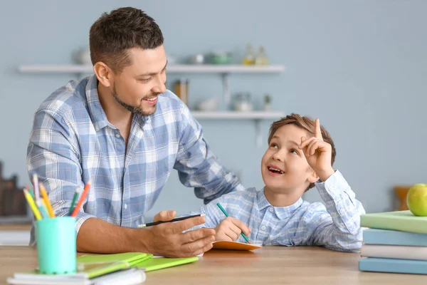 Baba Küçük Oğlunun Evde Ders Almasına Yardım Ediyor — Stok fotoğraf