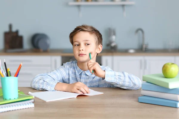 Liten Pojke Gör Lektioner Hemma — Stockfoto