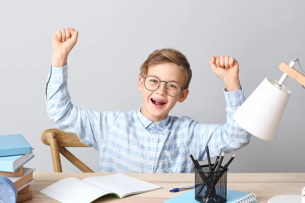 Gelukkig Kleine Jongen Met Zijn Huiswerk Gedaan Aan Tafel — Stockfoto