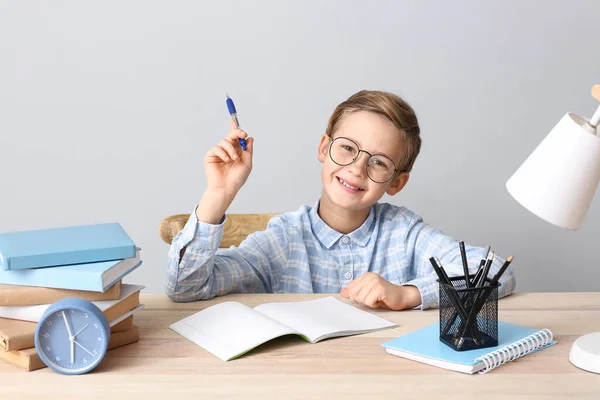 Söt Liten Pojke Gör Läxor Vid Bordet — Stockfoto