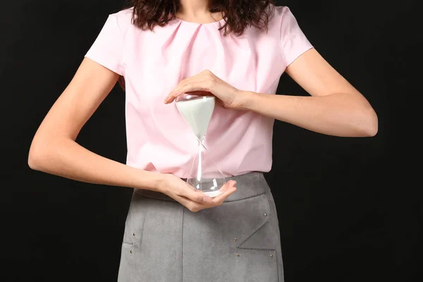 Zakenvrouw Met Zandloper Donkere Achtergrond Tijdbeheerconcept — Stockfoto