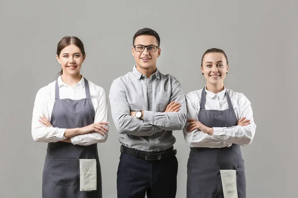 Unga Servitörer Med Lärare Grå Bakgrund — Stockfoto