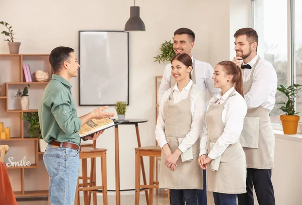 Jongeren Die Een Opleiding Tot Kelner Volgen — Stockfoto