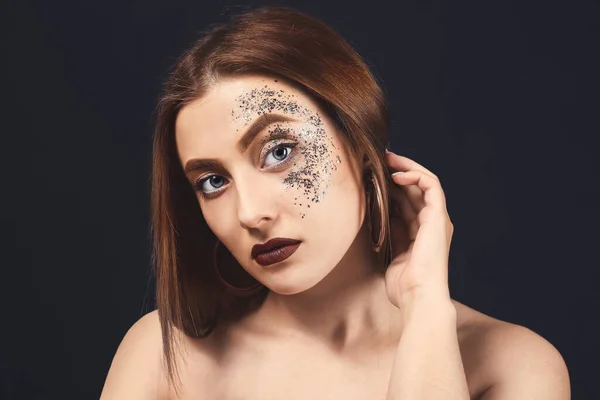 Modische Junge Frau Mit Glitzern Körper Vor Dunklem Hintergrund — Stockfoto