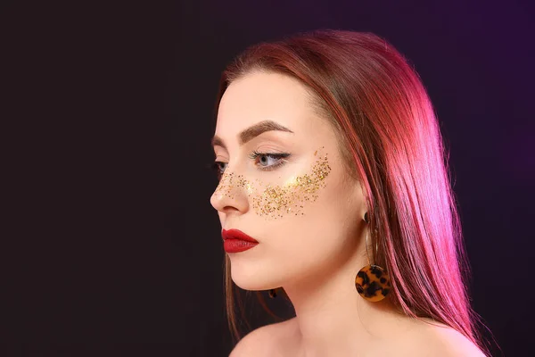 Modische Junge Frau Mit Glitzern Körper Vor Dunklem Hintergrund — Stockfoto