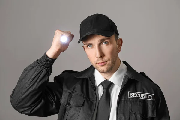 Guardia Seguridad Masculino Con Linterna Sobre Fondo Gris — Foto de Stock