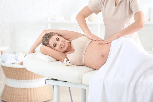 Jeune Femme Enceinte Ayant Massage Dans Salon Spa — Photo
