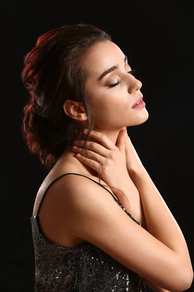 Young Woman Beautiful Hairdo Dark Background — Stock Photo, Image