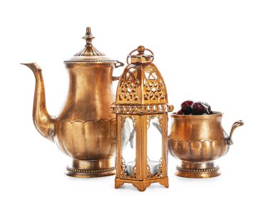 Müslüman lambası, çaydanlık ve beyaz arkaplanda tarihler