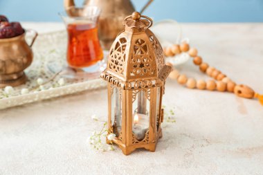 Müslüman lamba beyaz masada