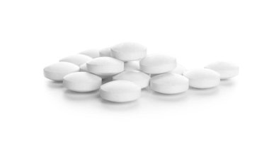 Beyaz arka planda bir sürü hap.