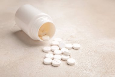 Hafif arka planda hapları olan kavanoz