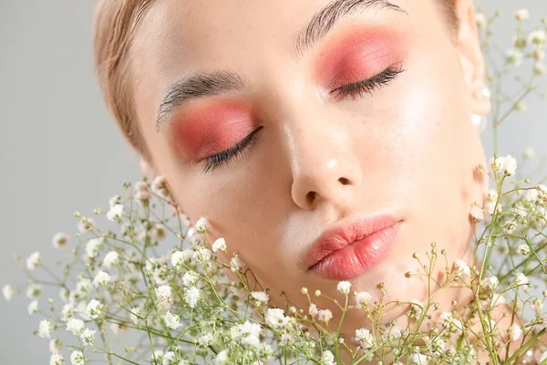 Mujer Joven Con Hermoso Maquillaje Flores Sobre Fondo Gris — Foto de Stock