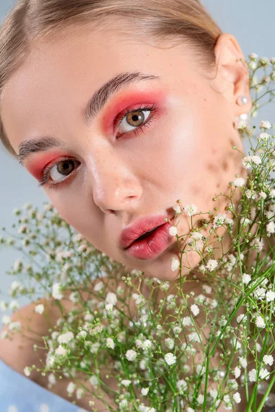 Jeune Femme Avec Beau Maquillage Des Fleurs Sur Fond Gris — Photo