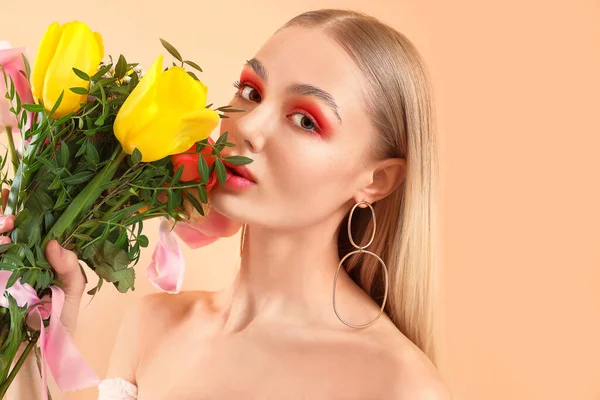 Vacker Fashionabel Kvinna Med Blommor Färg Bakgrund — Stockfoto