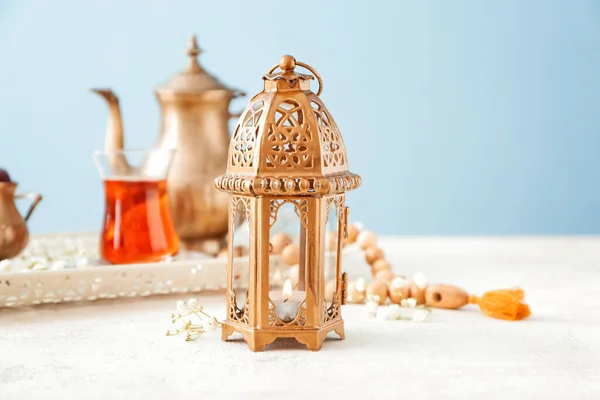 白桌上放茶的穆斯林灯 — 图库照片