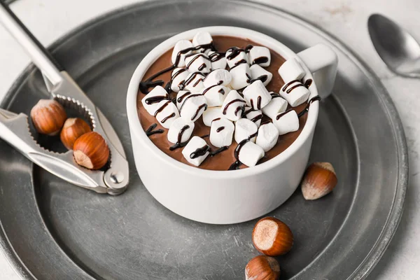 Copa Chocolate Caliente Con Malvaviscos Avellanas Mesa — Foto de Stock