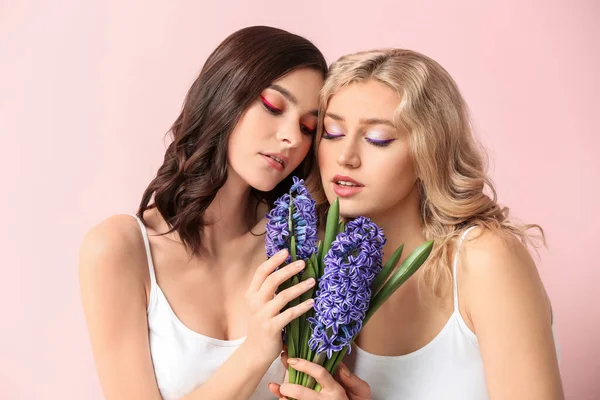 Vackra Unga Kvinnor Med Hyacint Blommor Färg Bakgrund — Stockfoto