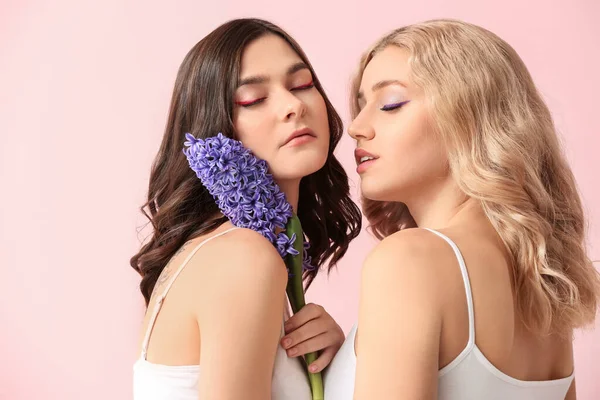 Hermosas Mujeres Jóvenes Con Flores Jacinto Sobre Fondo Color — Foto de Stock