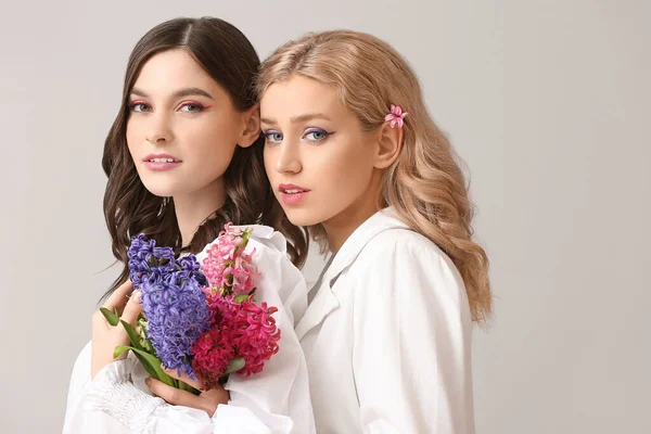 Vackra Unga Kvinnor Med Hyacint Blommor Ljus Bakgrund — Stockfoto