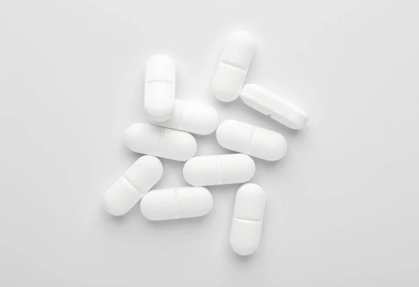 Haufen Pillen Auf Weißem Hintergrund — Stockfoto