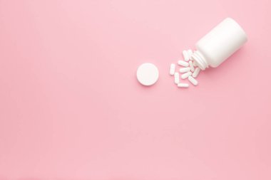 Arka planda haplar olan kavanoz