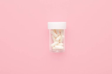 Arka planda haplar olan kavanoz