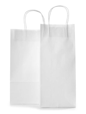 Beyaz arka planda kağıt alışveriş torbaları