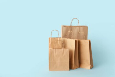 Renk arkaplanında kağıt alışveriş torbaları