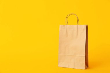 Renk arkaplanına kağıt alışveriş torbası