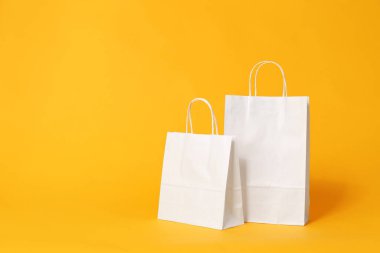 Renk arkaplanında kağıt alışveriş torbaları
