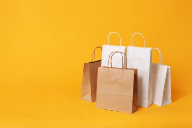 Renk arkaplanında kağıt alışveriş torbaları