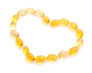 Beyaz arka planda haplardan yapılmış kalp