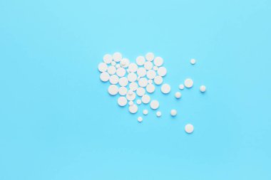 Renkli arka planda haplardan yapılmış kalp