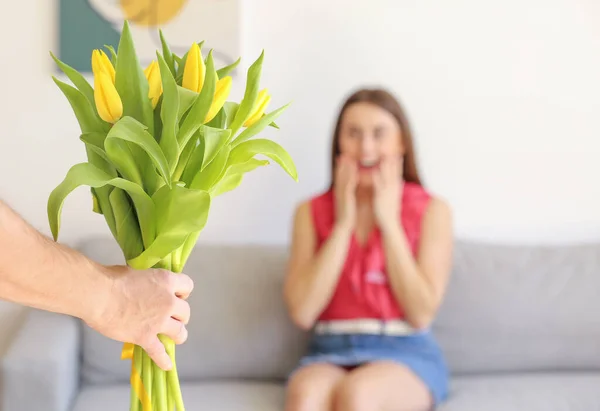 男人在家里送花束给女朋友 — 图库照片