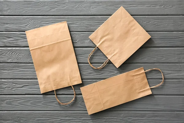 Bolsas Compras Papel Sobre Fondo Madera — Foto de Stock