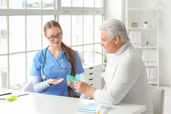 Médico Dando Pastillas Paciente Clínica —  Fotos de Stock