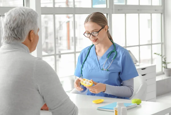 Médico Dando Pílulas Para Paciente Clínica — Fotografia de Stock