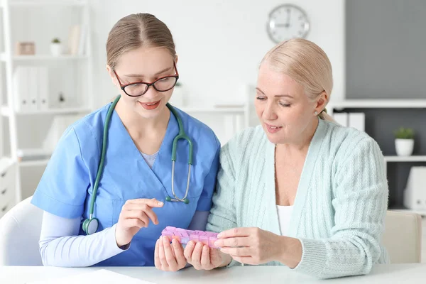 Doctor Giving Pills Patient Clinic — Stock Photo, Image